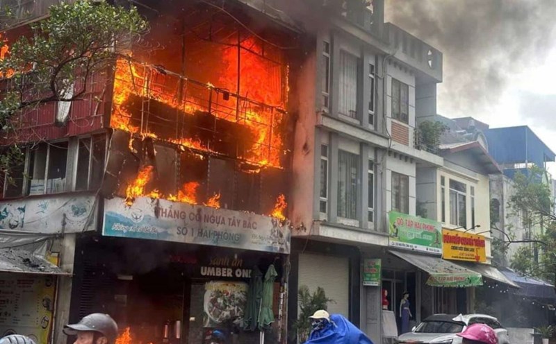A big fire broke out at a soft-shell turtle restaurant on Nguyen Cong Hoa Street, Hai Phong. Photo: Truong Anh