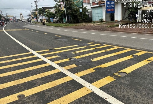 Một vị trí trên Quốc lộ 19 xuất hiện nhiều ổ gà. Ảnh: Thanh Tuấn 