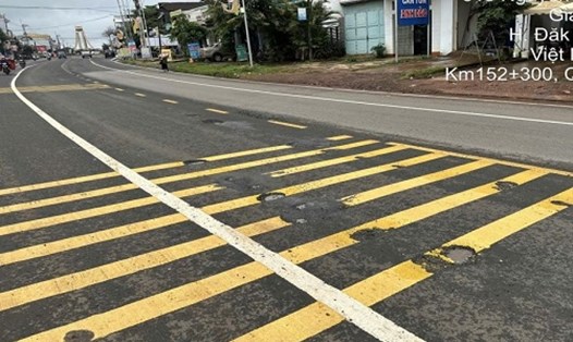 Một vị trí trên Quốc lộ 19 xuất hiện nhiều ổ gà. Ảnh: Thanh Tuấn