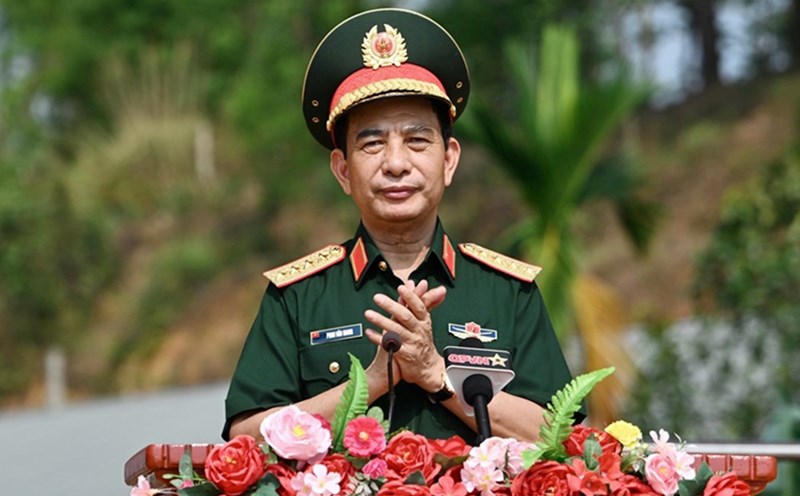 General Phan Van Giang sent a congratulatory letter to the Army Cheo Theater on the occasion of its 70th anniversary. Photo: Ministry of National Defence