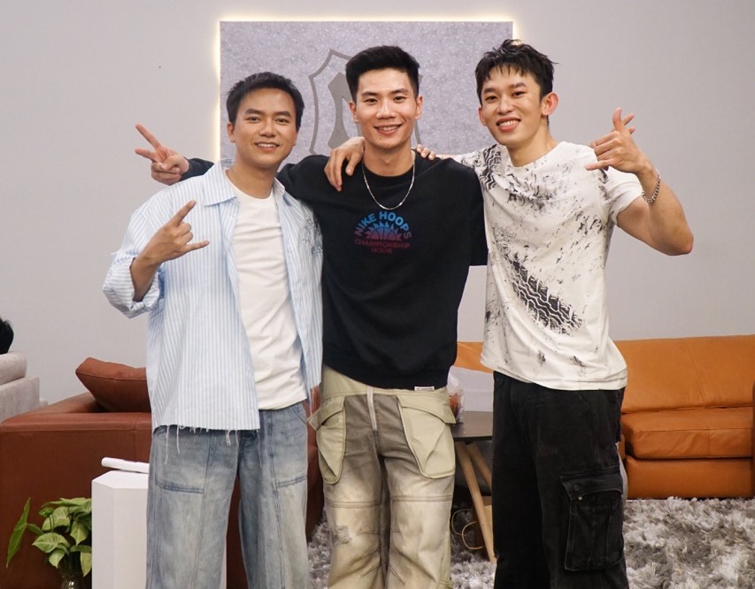 Dang Quan (middle) practices for Kay Tran and Bui Cong Nam. Photo: NSCC.