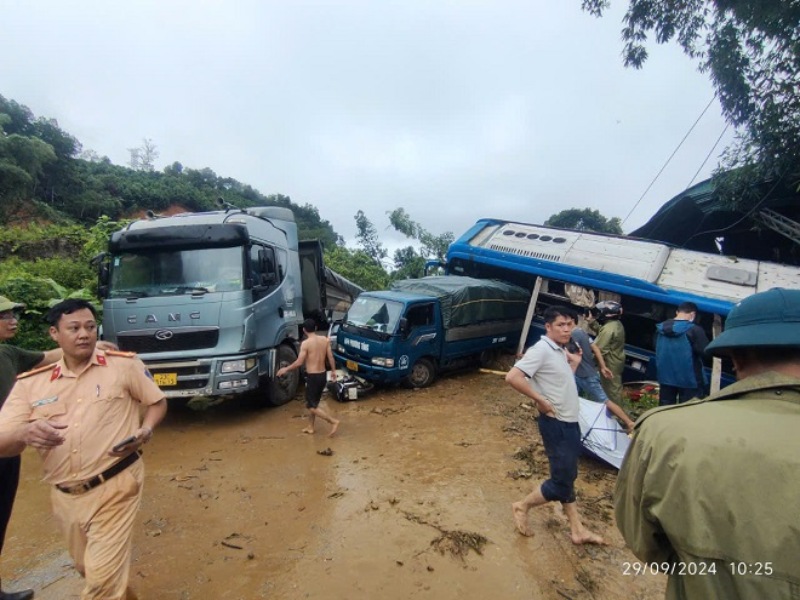 Image at the scene of the landslide on National Highway 2 at Km51, through Viet Vinh commune. Photo: Ha Giang Police