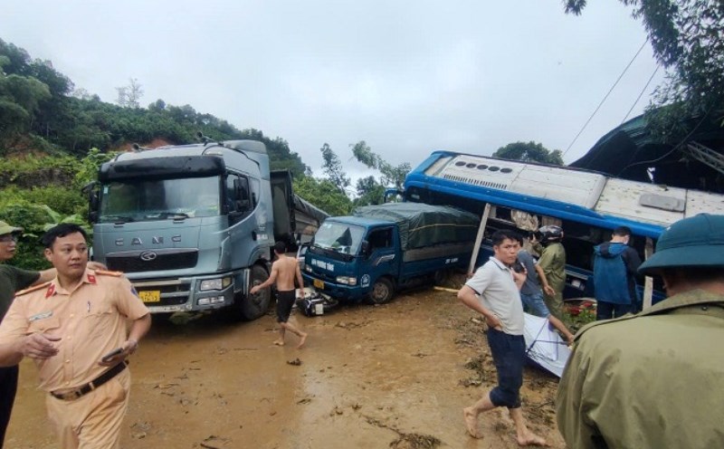 Image at the scene of the landslide on National Highway 2 at Km51, through Viet Vinh commune. Photo: Ha Giang Police
