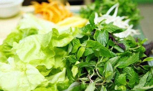 Rau sống món ăn phổ biến của nhiều người nhưng cần cẩn thận, đề phòng nhiễm giun sán. Ảnh: Thanh Hương
