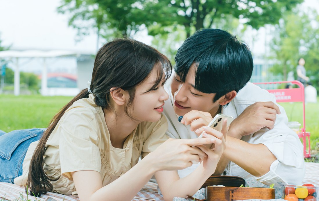 Jung So Min và Jung Hae In trong một cảnh phim "Con trai bạn mẹ". Ảnh: Nhà sản xuất