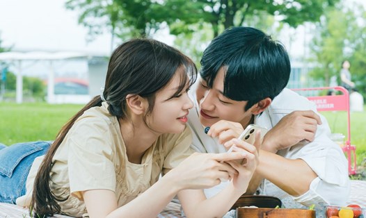 Jung So Min và Jung Hae In trong một cảnh phim "Con trai bạn mẹ". Ảnh: Nhà sản xuất