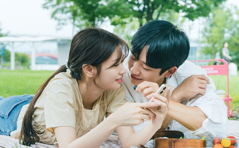 Jung So Min and Jung Hae In in a scene from "Mother's Friend's Son". Photo: Producer