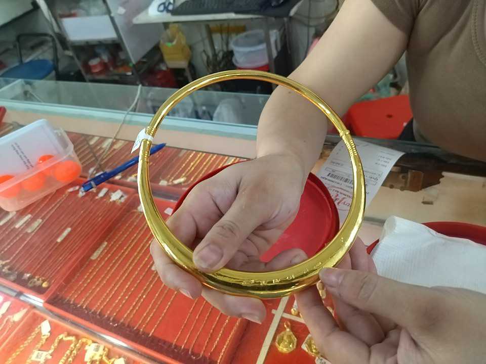 Entering the wedding season, people's demand for gold increases. Photo: Thanh Van.