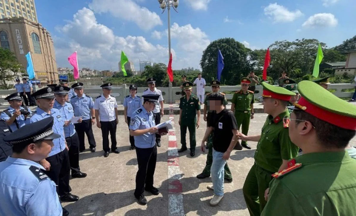 Công an và lực lượng Biên phòng Quảng Ninh bàn giao công dân Trung Quốc lừa đảo chiếm đoạt tài sản qua qua TikTok, Wechat. Ảnh: Công an Quảng Ninh