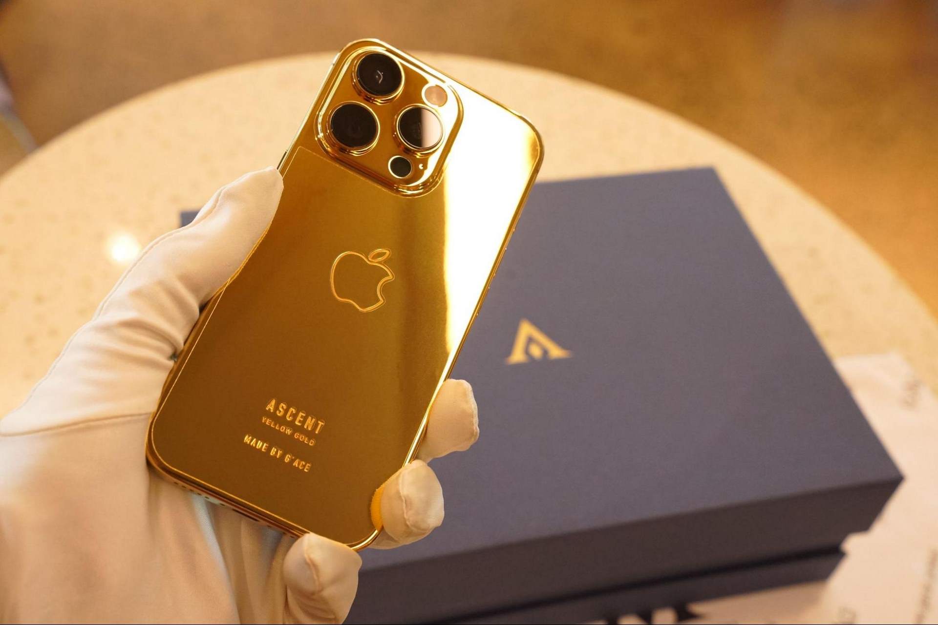 iPhone 16 Pro Max Gold Bar Signature co gia len den 135 trieu dong, duoc che tac tinh xao. Anh: Gace.global