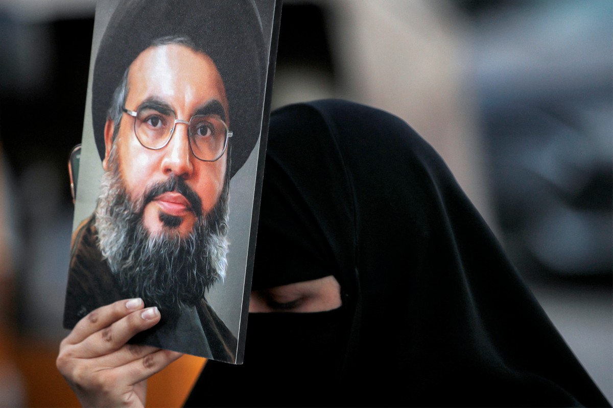 Ảnh chân dung thủ lĩnh Hezbollah Hassan Nasrallah. Ảnh: AFP