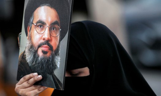 Ảnh chân dung thủ lĩnh Hezbollah Hassan Nasrallah. Ảnh: AFP
