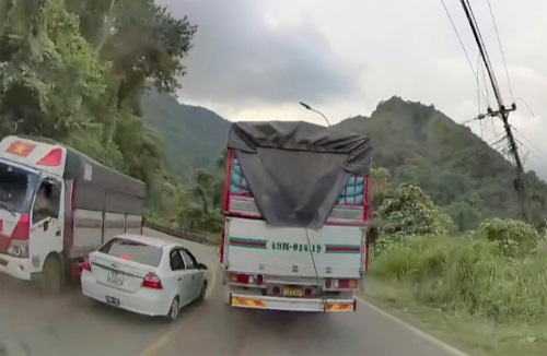 Image shows a car recklessly overtaking and almost causing an accident. Photo: Hoai Thanh