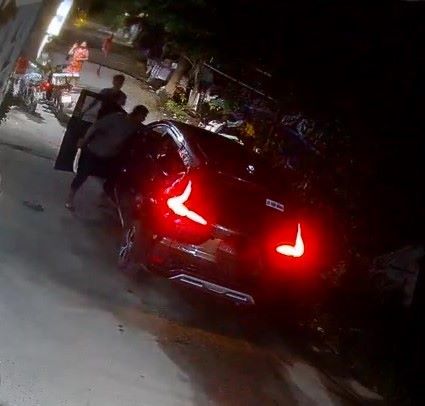 Cảnh người đàn ông cầm mã tấu tấn công tài xế taxi công nghệ ở huyện Bình Chánh (TPHCM).