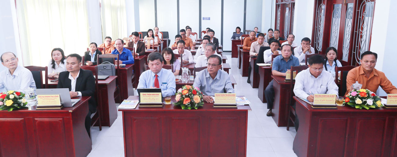 22 cán bộ 4 tỉnh Nam Lào dự lớp tập huấn làm báo đa phương tiện tại Bình Định. Ảnh: Sở TTTT Bình Định.  