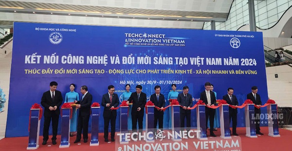 Minister of Science and Technology Huynh Thanh Dat and leaders of ministries and sectors cut the ribbon to open the event. Photo: Minh Hanh