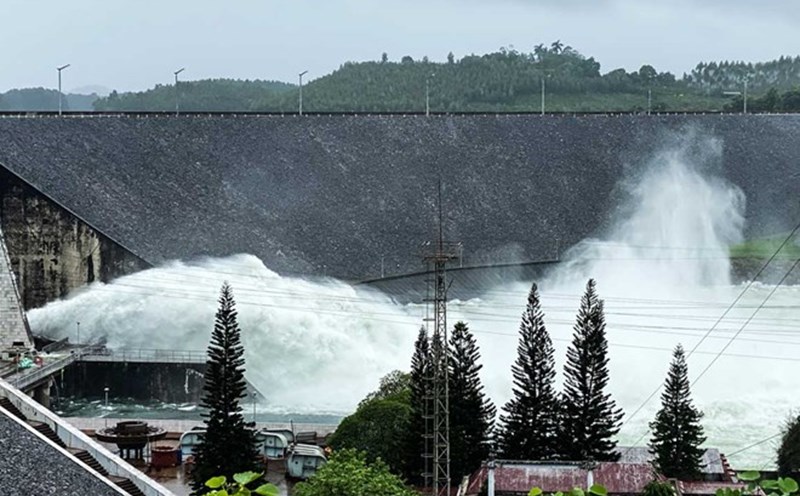 Flood discharge work at Thac Ba Hydropower Plant is taking place as planned. Photo: Bao Nguyen