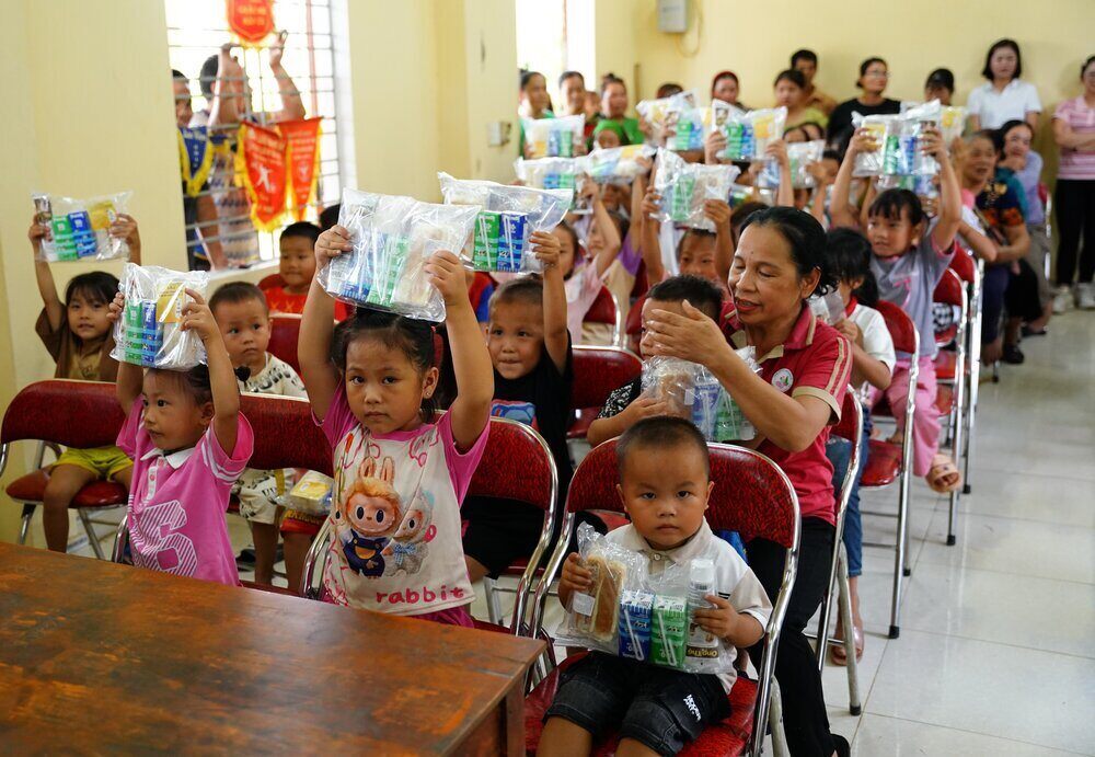 Vinamilk danh tang nhieu su ho tro cho tre em tai cac dia phuong bi anh huong boi thien tai. Ảnh: Vinamilk 