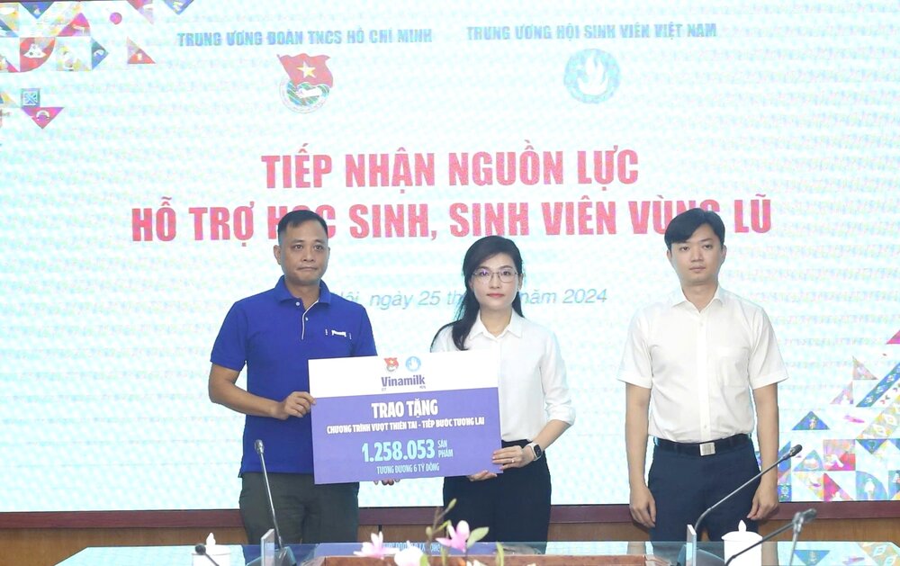 Dai dien Vinamilk trao tang bang tuong trung hon 1.258.000 san pham (tuong duong 6 ti dong) cho dai dien Trung uong Doan TNCS Ho Chi Minh. Ảnh: Vinamilk