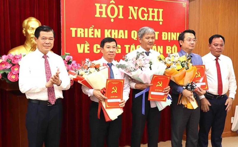 Dong Nai Provincial Party Committee mobilized 3 officials to be Party Secretaries of Cam My, Nhon Trach and Vinh Cuu Districts. Photo: Ha Anh Chien