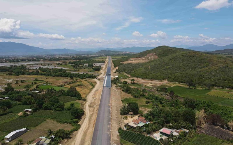 Van Phong - Nha Trang Expressway is part of the North - South Expressway in the East phase 2021 - 2025, expected to be basically completed by April 30, 2025. Photo: Huu Long