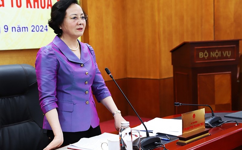 Minister of Home Affairs Pham Thi Thanh Tra requested relevant units to propose solutions to solve the problem of teacher surplus in the 2024-2026 period in localities. Photo: Ministry of Home Affairs