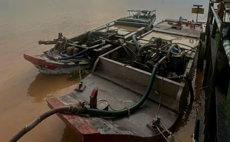 Caught red-handed two boats illegally dredging sand on the Co Chien River. Photo: Provided by the police.