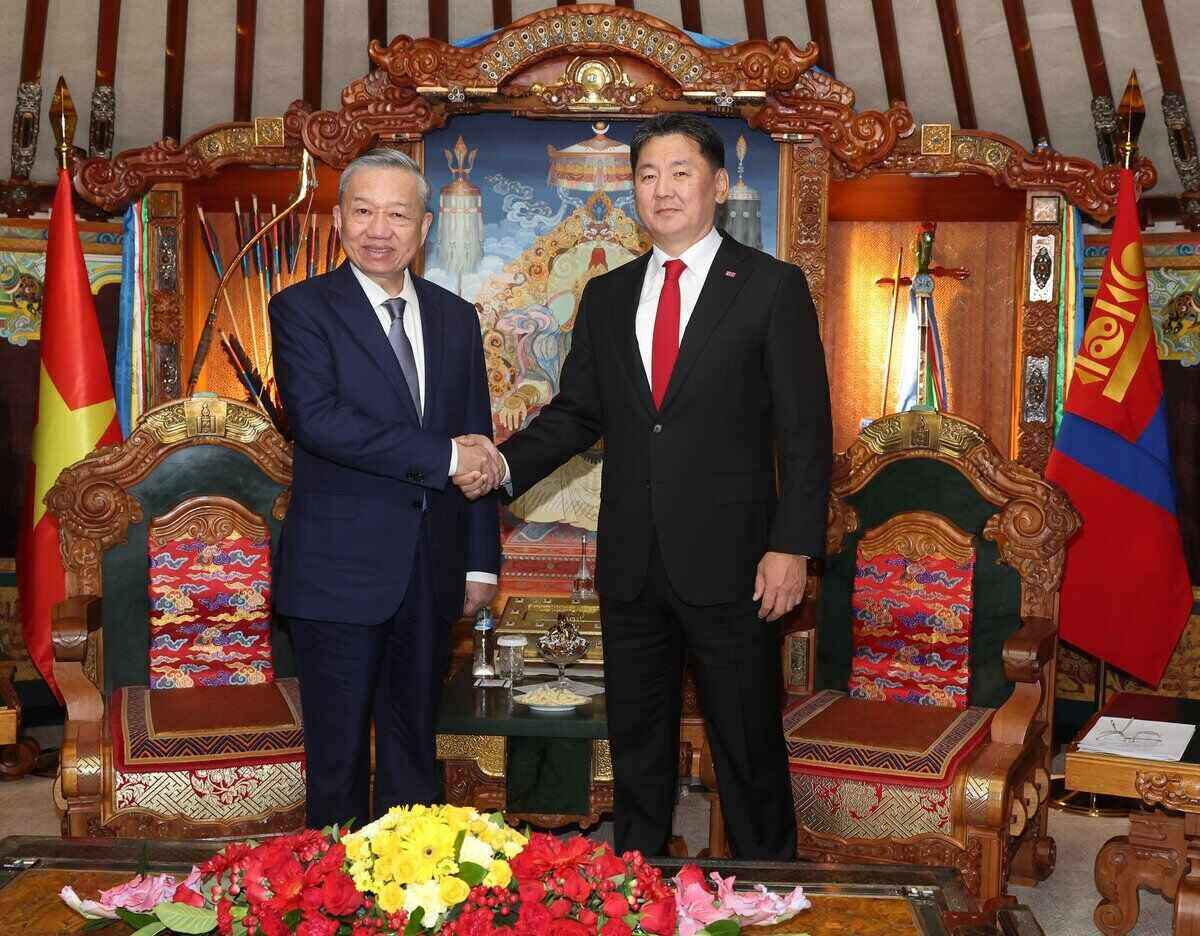 Tổng Bí thư, Chủ tịch nước Tô Lâm gặp hẹp Tổng thống Mông Cổ Ukhnaagiin Khurelsukh tại Nhà lều danh dự trong Cung Nhà nước ở thủ đô Ulan Bator. Ảnh: TTXVN