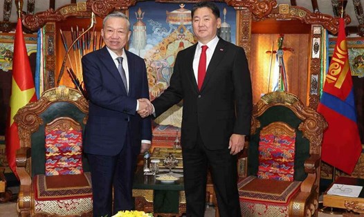 Tổng Bí thư, Chủ tịch nước Tô Lâm gặp hẹp Tổng thống Mông Cổ Ukhnaagiin Khurelsukh tại Nhà lều danh dự trong Cung Nhà nước ở thủ đô Ulan Bator. Ảnh: TTXVN