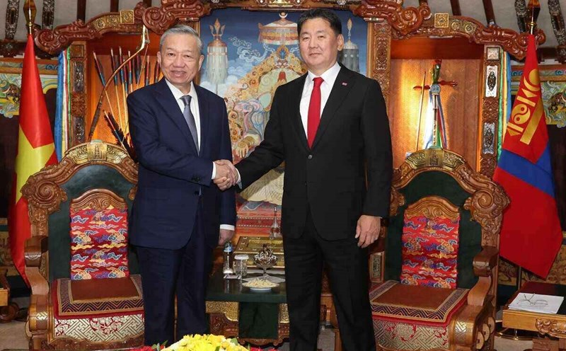 General Secretary and President To Lam met with Mongolian President Ukhnaagiin Khurelsukh at the Tent of Honor in the State Palace in the capital Ulan Bator. Photo: VNA