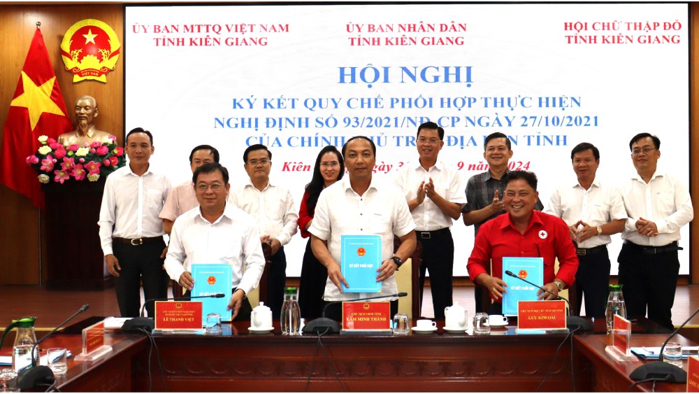 The three parties signed the Regulations on coordination in implementing Decree No. 93 as a basis to improve the effectiveness of mobilizing, managing and using voluntary contributions. Photo: Ngoc Mai
