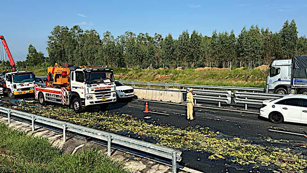 Đội Tuần tra kiểm soát giao thông đường bộ cao tốc số 6 thuộc Phòng 6, Cục CSGT, Bộ Công an đến hiện trường để giải quyết tai nạn giao thông trên cao tốc. Ảnh: Duy Tuấn 