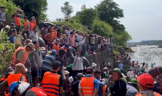 Hàng trăm người dân đổ xô về thuỷ điện Trị An bắt cá khủng. Ảnh: HAC