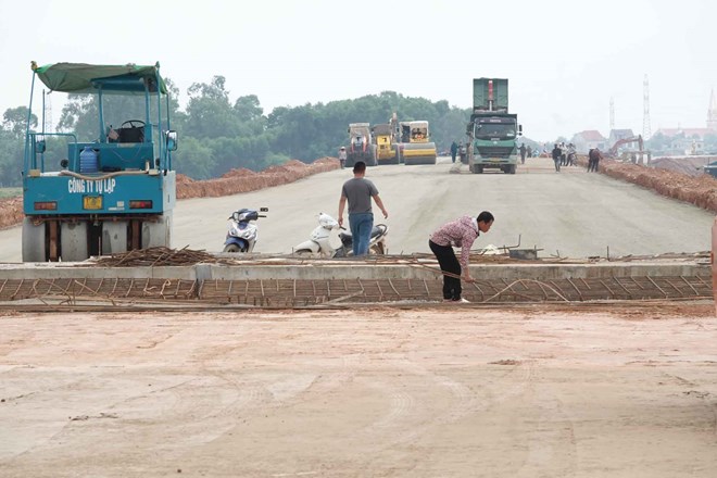 Thi công cao tốc qua Hà Tĩnh. Ảnh: Trần Tuấn