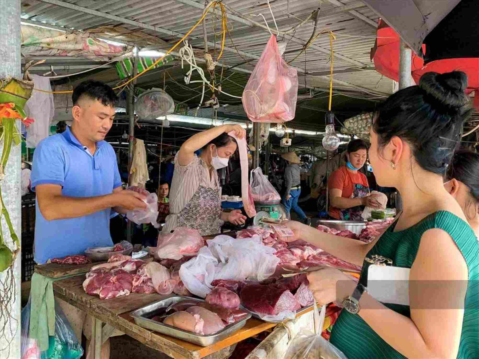 Raising public awareness in consumption is the solution to limit food waste. Photo: Phu Nguyen