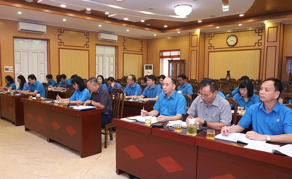 Hoa Binh Provincial Labor Federation deploys key tasks for the last 3 months of 2024. Photo: Minh Chuyen