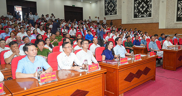 Cac dai bieu du buoi tiep xuc cu tri. Anh: Dam Thanh