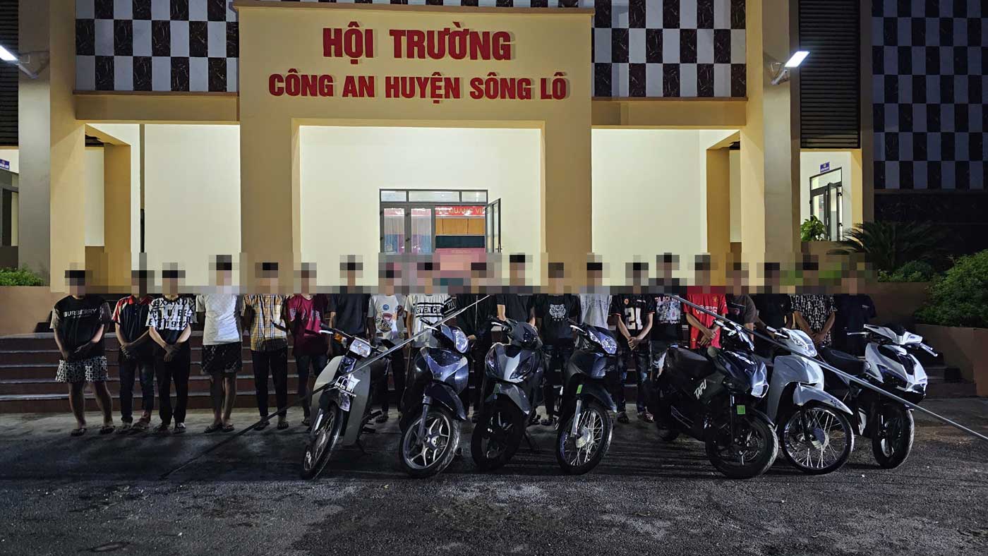 Các đối tượng vi phạm cùng tang vật tại cơ quan Công an. Ảnh: Công an tỉnh Vĩnh Phúc