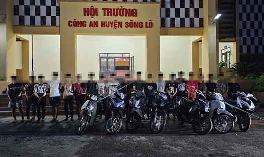 Các đối tượng vi phạm cùng tang vật tại cơ quan Công an. Ảnh: Công an tỉnh Vĩnh Phúc