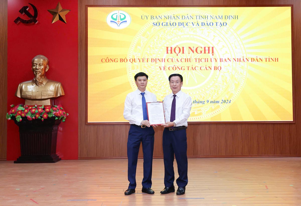 Chủ tịch UBND tỉnh Nam Định Phạm Đình Nghị trao Quyết định cho tân Giám đốc Sở Giáo dục và Đào tạo tỉnh Nam Định Nguyễn Xuân Hồng. Ảnh: Hà Vi