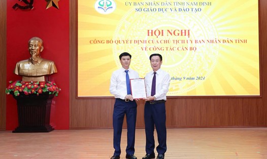 Chủ tịch UBND tỉnh Nam Định Phạm Đình Nghị trao Quyết định cho tân Giám đốc Sở Giáo dục và Đào tạo tỉnh Nam Định Nguyễn Xuân Hồng. Ảnh: Hà Vi