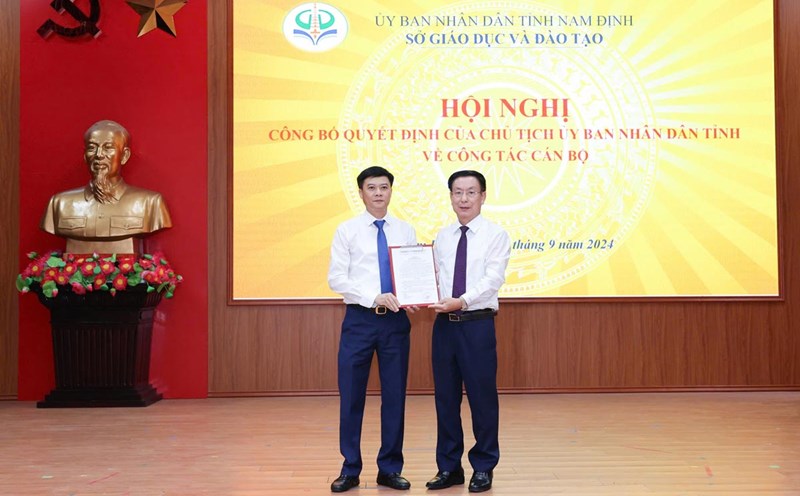 Chairman of Nam Dinh Provincial People's Committee Pham Dinh Nghi presented the Decision to the new Director of the Department of Education and Training of Nam Dinh Province Nguyen Xuan Hong. Photo: Ha Vi