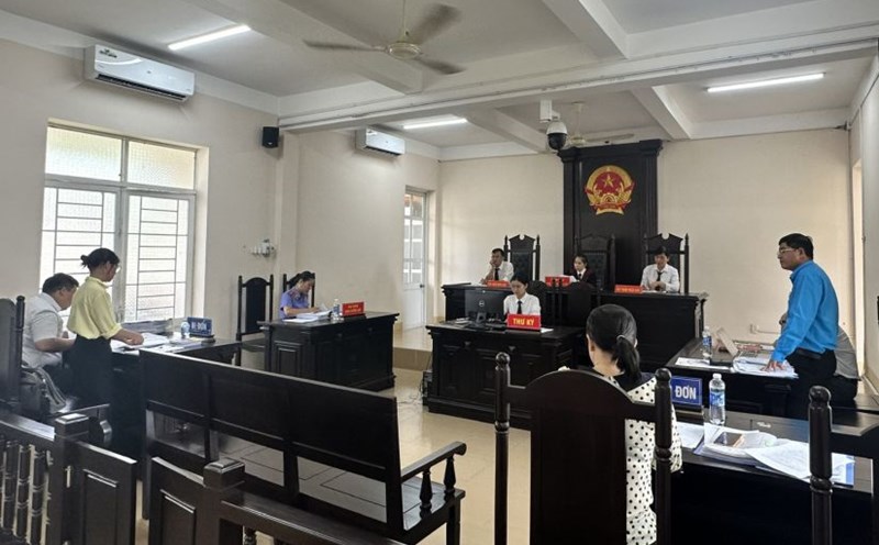 Scene of the trial of the labor accident compensation dispute. Photo: Thanh An