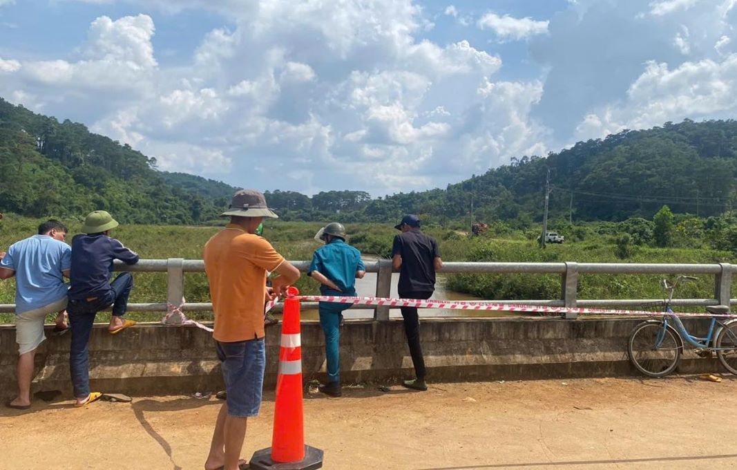 The scene where the woman is suspected of jumping off a bridge to commit suicide. Photo: Bao Lam
