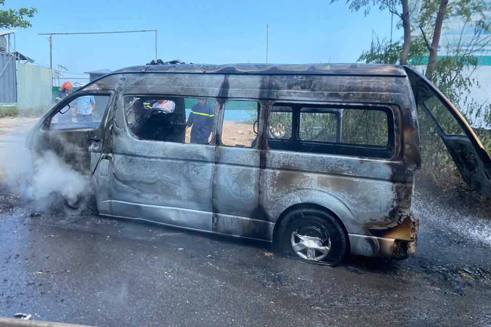 Ambulance burned to the frame while transporting a patient from Phu Yen to Binh Dinh for treatment. Photo: Quang Bat