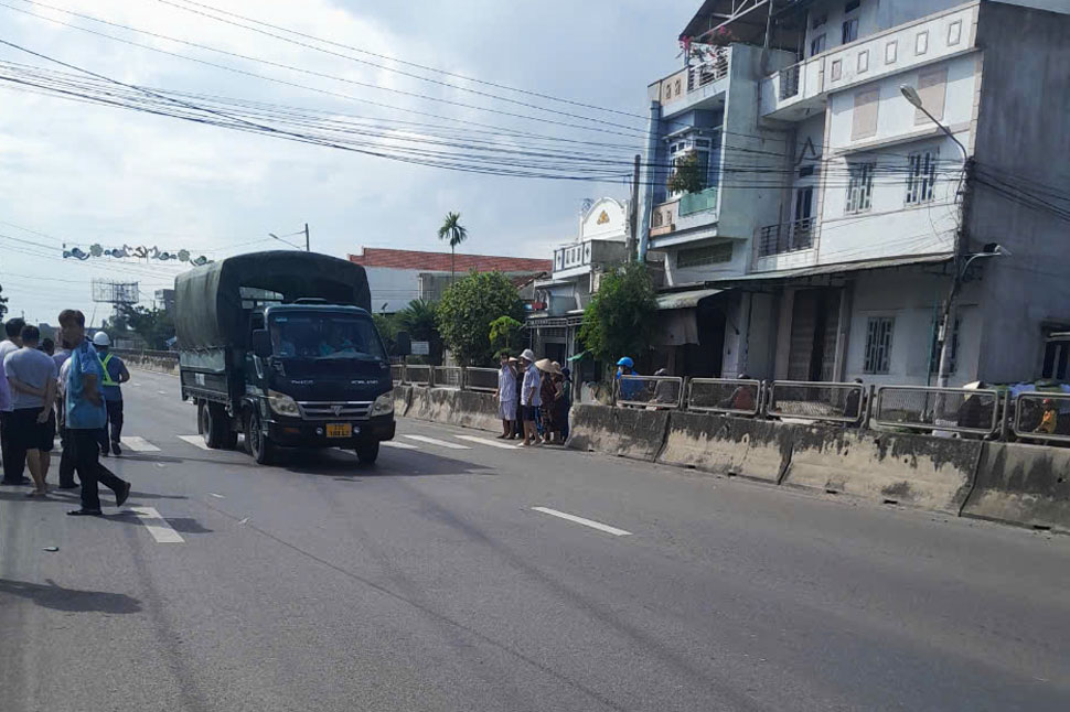 People gathered to obstruct the construction of raising the concrete edge of the median strip on National Highway 1, through Nhon Hoa ward (An Nhon town, Binh Dinh). Photo: Quang Bat