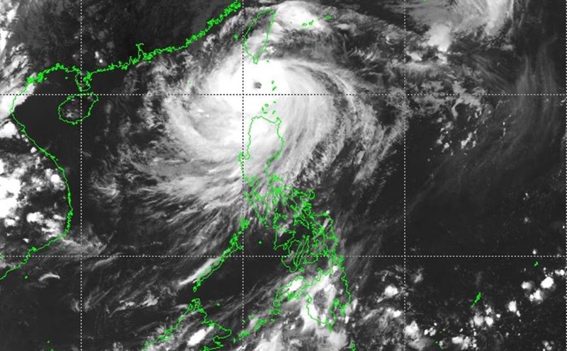 The eye of Typhoon Krathon is clearly visible and the clouds are dense in this satellite image taken in the sea area between the Philippines and Taiwan (China). Photo: Himawari-9/JMA