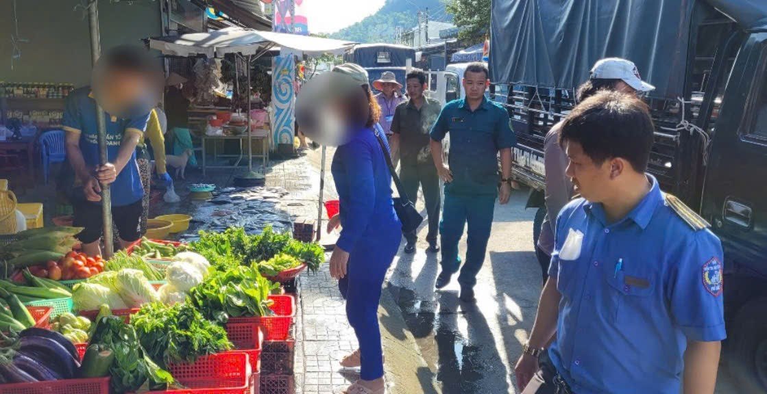 Xu ly vi pham dong thoi ket hop voi cong tac pho bien tuyen truyen cho nguoi dan. Anh: Phu Quoc