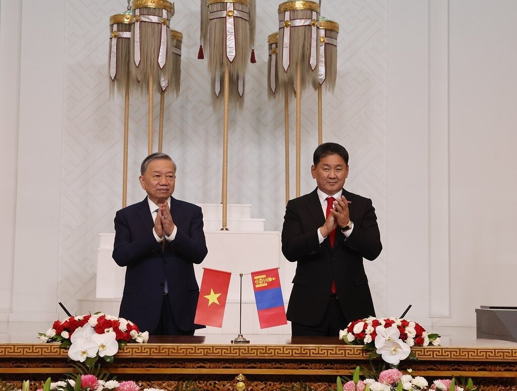 General Secretary and President To Lam and Mongolian President Khurelsukh after the signing ceremony of cooperation documents. Photo: VNA