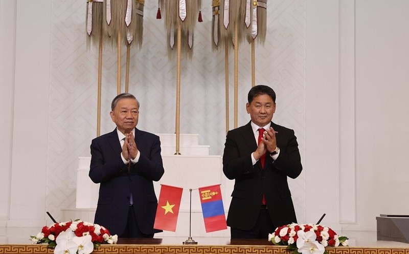 General Secretary and President To Lam and Mongolian President Khurelsukh after the signing ceremony of cooperation documents. Photo: VNA